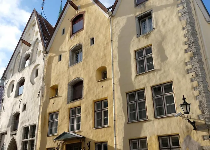 מלון The Three Sisters 4*